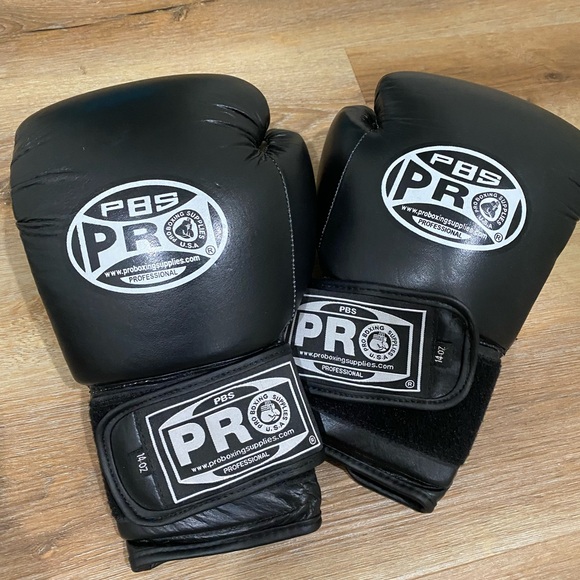 Workout Bundle- A pair of boxing  Gloves, 5 lb weight and 5 lb ankle weights! - Picture 2 of 3